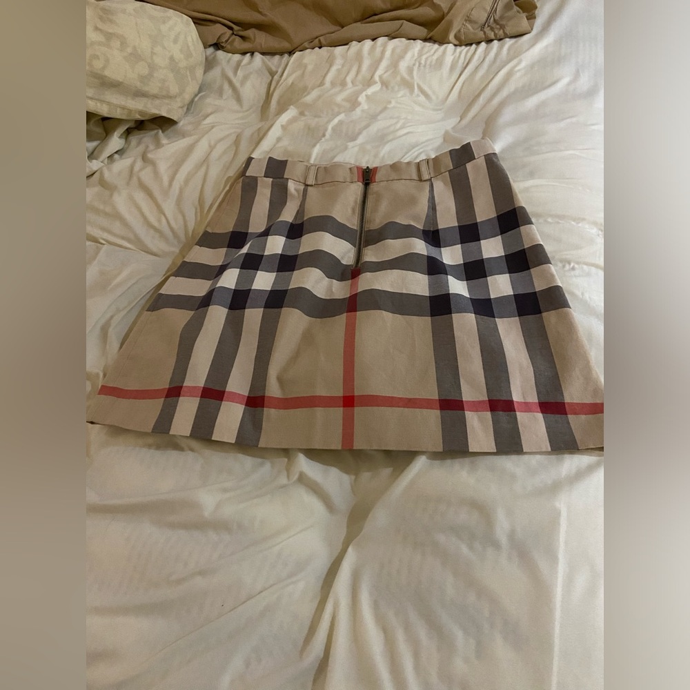 Burberry jr. Girls mini skirt in good condition - Picture 2 of 7
